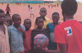 図15．ザンビアで子どもたちにスポーツを通してHIV/エイズの啓蒙活動をする「Kicking AIDS Out Network」 Right To Play, From the Field: Sport for Development and Piece in Action, 2017,p.14