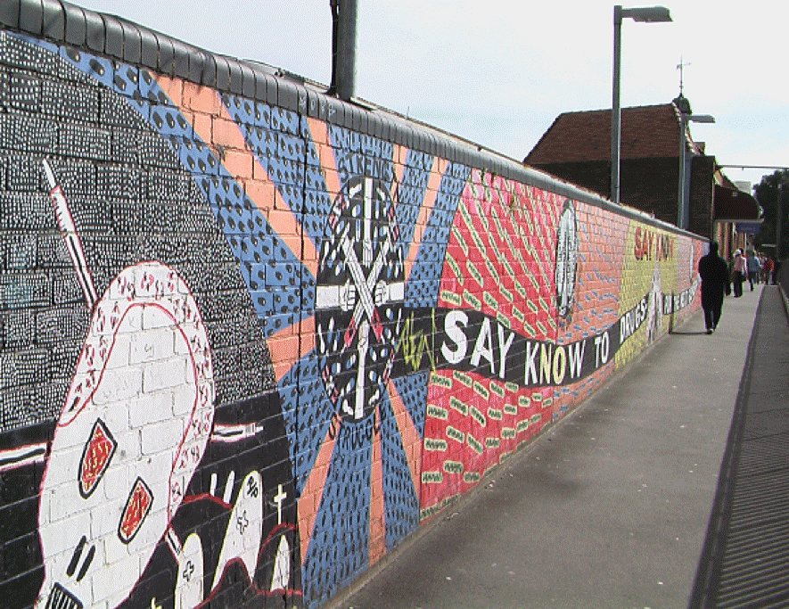 図9．レッドファーン駅の壁絵。2004年にこの駅は人種暴動によって焼け落ちた。コミュニティーの回復を願う絵が描かれている。　筆者撮影