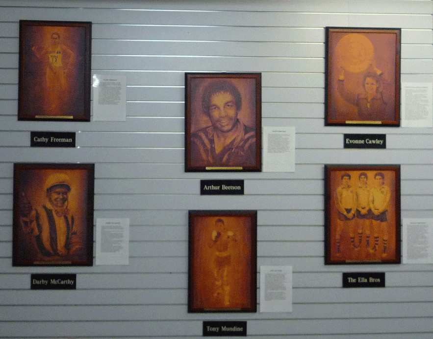 図10．ロックハンプトン近くのドリームタイム文化センターでは先住民の代表的なスポーツ選手の肖像を飾り、その功績を称えている。　筆者撮影