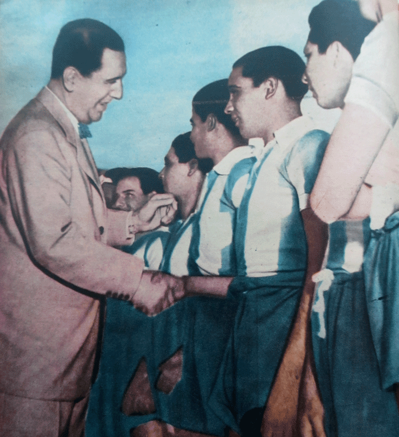 図９． 「エビータ選手権」に参加する少年たちに挨拶するペロン　Mundo Deportivo (8 de noviembre de 1951), p.56